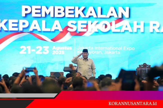 Dihadapan Ribuan Guru Sekolah Rakyat Presiden Beri Hormat
