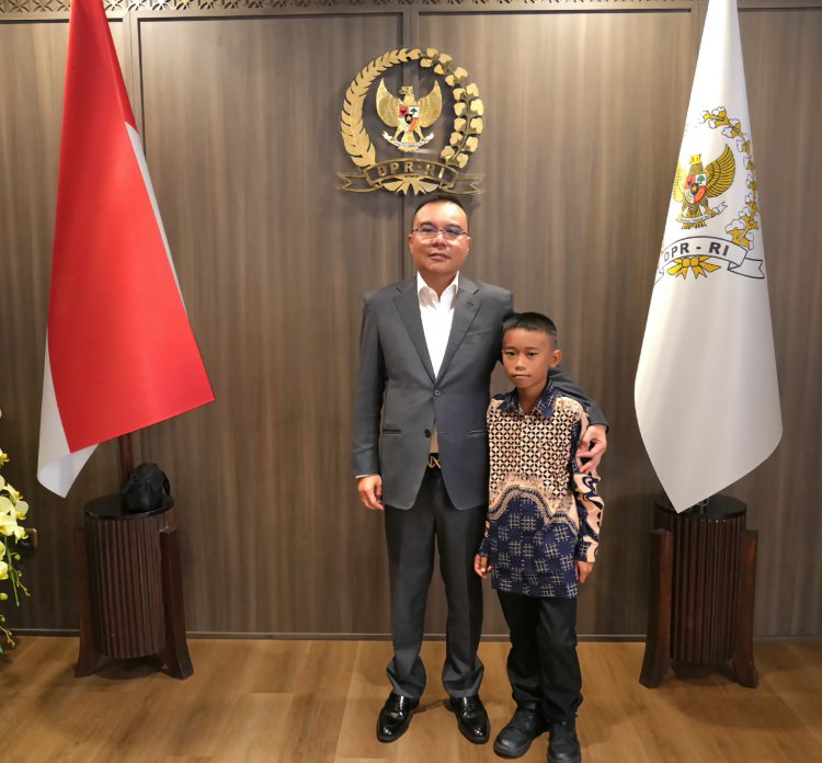Beri Hadiah ke Siswa SD yang Panjat Tiang Bendera, Pengamat Puji Langkah Dasco: Wujud Nyata Peduli Pendidikan Anak Bangsa