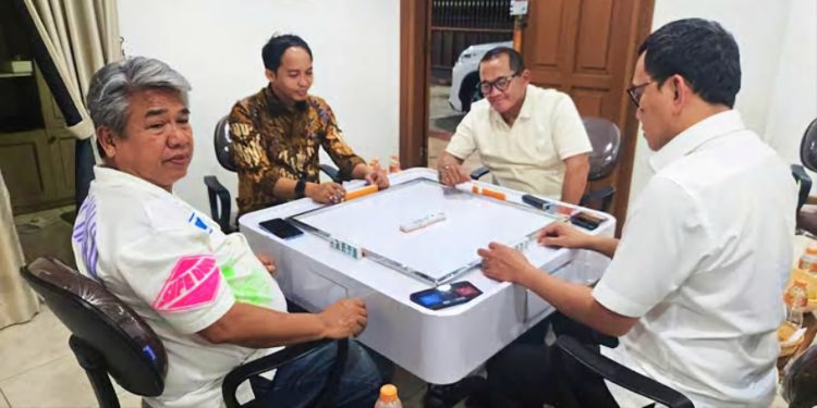Viral!Foto Raja Juli Main Domino Bareng Tersangka
