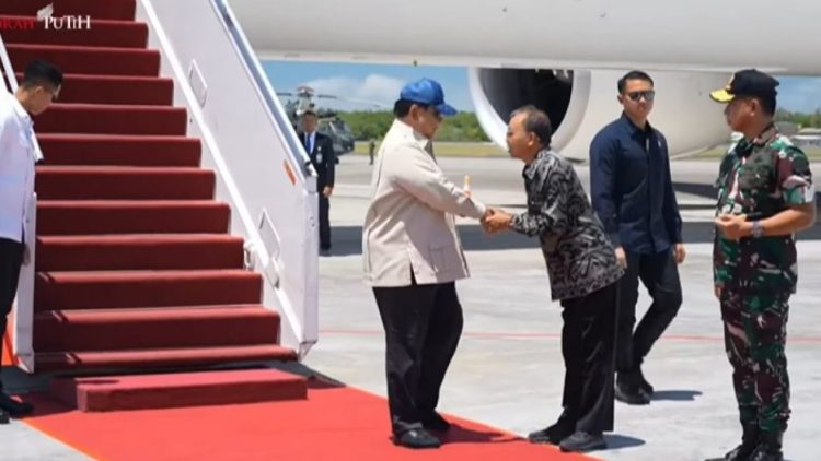 Panglima TNI Bagikan Ratusan Paket Sembako dan Lepas Ratusan Ekor Burung pada Masyarakat