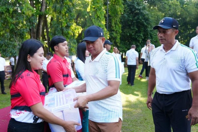 Panglima TNI Bagikan Ratusan Paket Sembako dan Lepas Ratusan Ekor Burung pada Masyarakat