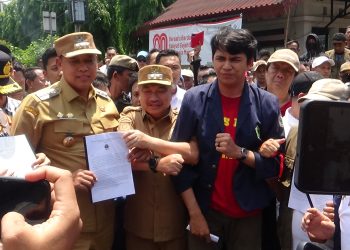 Aksi Damai DPR-B di DPRD Bekasi: Delapan Tuntutan Rakyat Disampaikan, Wali Kota Tri Adhianto Beri Respons Positif