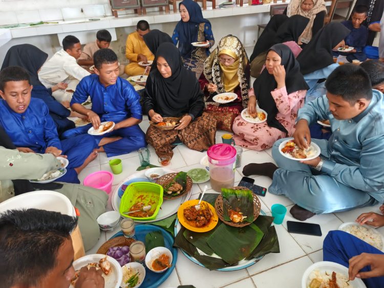 Unik, SMAIT Taruna Ar Risalah Tanjungpinang Rayakan Maulid Nabi Muhammad SAW 1447 H Dengan Tradisi Talam Sehidang