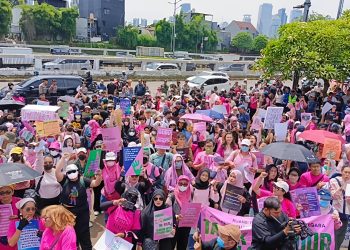 Memaknai Simbol Perlawanan dengan Warna Pink dan Hijau: Dari Reformasi 1998 ke Tuntutan Rakyat 17+8