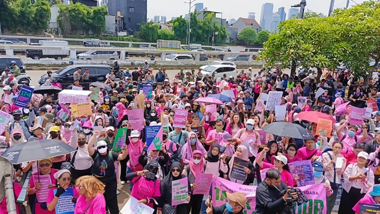 Memaknai Simbol Perlawanan dengan Warna Pink dan Hijau: Dari Reformasi 1998 ke Tuntutan Rakyat 17+8