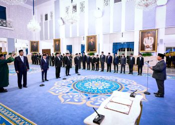 Prabowo Lantik Djamari Chaniago Menko Polkam dan Erick Thohir Menpora di Istana Negara