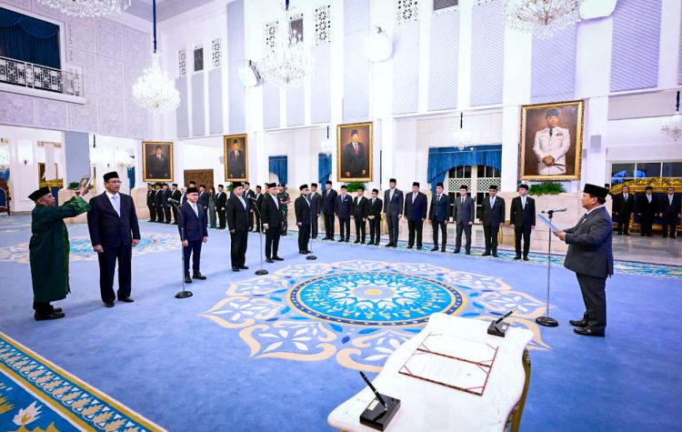Prabowo Lantik Djamari Chaniago Menko Polkam dan Erick Thohir Menpora di Istana Negara