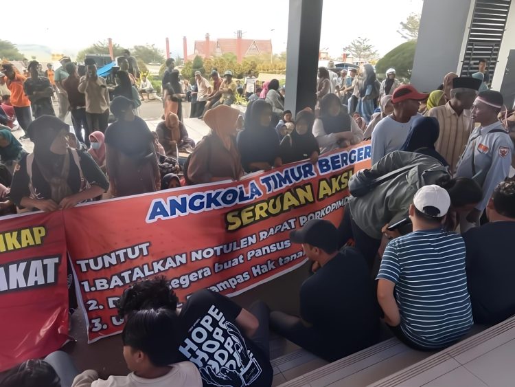 Gawat!!! Luas Konsesi PT. TPL Diduga Berubah-ubah, Ribuan Warga Demo DPRD Tapsel Agar Membuka Kasus Ini : Anda Wakil Rakyat, Jangan Bohongi Kami