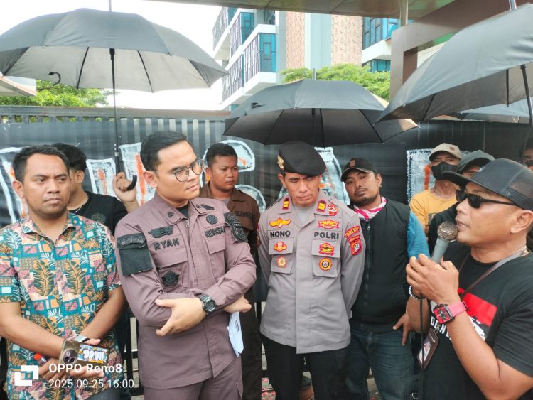 Aliansi Rakyat Miskin Bekasi Gelar Aksi Teatrikal Desak Kejari Usut Dugaan Korupsi