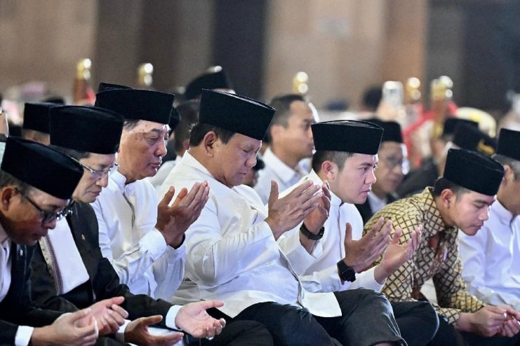 Prabowo Diapit Menhan dan Seskab Acara Maulid di Istiqlal