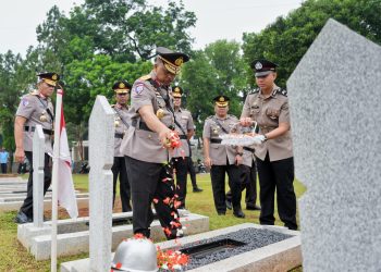 Jelang Hari Lalin Bhayangkara ke-70, Kakorlantas Polri Ziarah dan Tabur Bunga di TMP Kalibata