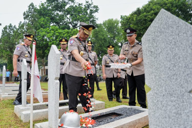 Jelang Hari Lalin Bhayangkara ke-70, Kakorlantas Polri Ziarah dan Tabur Bunga di TMP Kalibata