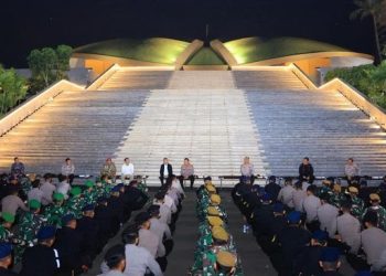 Makan Bareng Pasukan TNI-Polri di Gedung DPR RI, Kapolri Beri Arahan soal Penanganan Massa Sesuai SOP