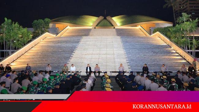Makan Bareng Pasukan TNI-Polri di Gedung DPR RI, Kapolri Beri Arahan soal Penanganan Massa Sesuai SOP
