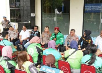 Polres Metro Bekasi Rangkul Driver Ojol Lewat Pembagian Sembako, Perkuat Sinergi Jaga Kamtibmas