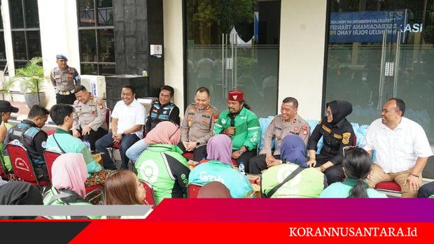 Polres Metro Bekasi Rangkul Driver Ojol Lewat Pembagian Sembako, Perkuat Sinergi Jaga Kamtibmas
