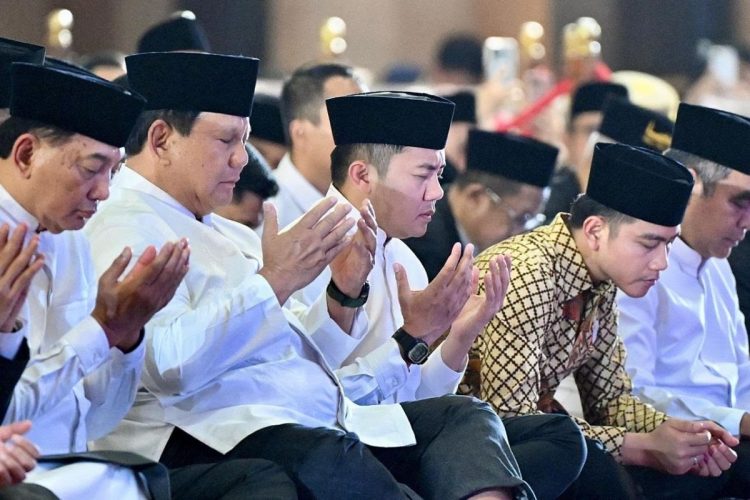 Prabowo Diapit Menhan dan Seskab Acara Maulid di Istiqlal