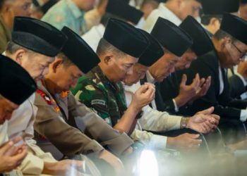 Prabowo Diapit Menhan dan Seskab Acara Maulid di Istiqlal
