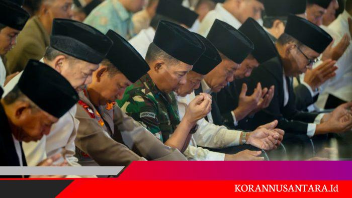 Prabowo Diapit Menhan dan Seskab Acara Maulid di Istiqlal
