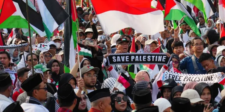 Ribuan Massa Aksi Bela Palestina Bergerak, Senator M Nuh Tekankan Boikot Produk Israel hingga Jalur Militer