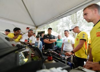 Menteri Pemuda dan Olahraga Republik Indonesia (Menpora RI), Dito Ariotedjo, meninjau langsung pelaksanaan FIA Asia Pacific Rally Championship (APRC) 2025 di Simalungun, Sumatera Utara, Sabtu (9/8). Menpora Dito mengapresiasi pelaksanaan ajang ini karena memberi dampak positif bagi sport tourism.(foto:bagus/kemenpora.go.id)