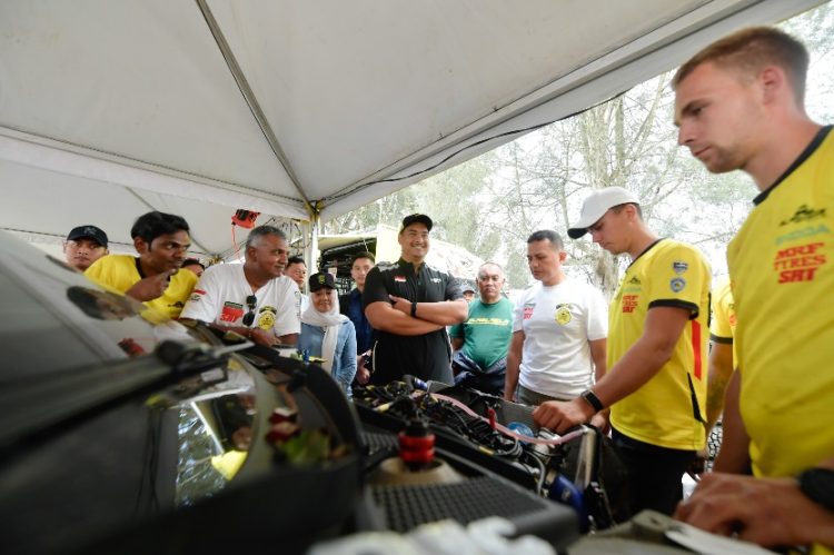 Menteri Pemuda dan Olahraga Republik Indonesia (Menpora RI), Dito Ariotedjo, meninjau langsung pelaksanaan FIA Asia Pacific Rally Championship (APRC) 2025 di Simalungun, Sumatera Utara, Sabtu (9/8). Menpora Dito mengapresiasi pelaksanaan ajang ini karena memberi dampak positif bagi sport tourism.(foto:bagus/kemenpora.go.id)