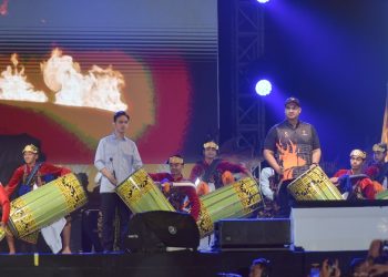 Menteri Pemuda dan Olahraga Republik Indonesia (Menpora RI) Dito Ariotedjo mendampingi Wakil Presiden Gibran Rakabuming Raka menutup Festival Olahraga Masyarakat Nasional (Fornas) VIII Nusa Tenggara Barat (NTB) 2025.(foto:bagus/kemenpora.go.id)