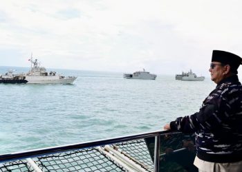 Jelang HUT TNI, Prabowo berlayar ke Teluk Jakarta dengan KRI Radjiman