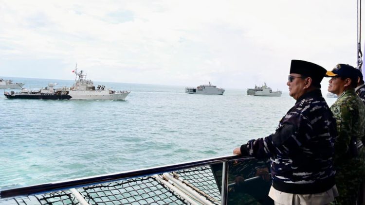 Jelang HUT TNI, Prabowo berlayar ke Teluk Jakarta dengan KRI Radjiman