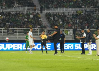 Menteri Pemuda dan Olahraga Republik Indonesia (Menpora RI) Dito Ariotedjo secara resmi membuka kompetisi BRI Super League 2025-2026. Pembukaan ditandai dengan tendangan kick off pada pertandingan antara Persebaya Surabaya dan PSIM Yogyakarta di Stadion Gelora Bung Tomo (GBT), Surabaya, Jumat (8/8) malam.(foto:Herry/kemenpora.go.id)