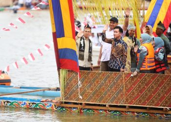 Menteri Pemuda dan Olahraga Republik Indonesia (Menpora RI) Dito Ariotedjo hari Rabu (20/8) siang mendampingi Wakil Presiden Gibran Rakabuming Raka bersama istrinya, Selvi Ananda, membuka Festival Pacu Jalur 2025 di Tepian Narosa, Sungai Batang Kuantan, Kabupaten Kuantan Singingi (Kuansing), Riau.(foto:raiky/kemenpora.go.id)