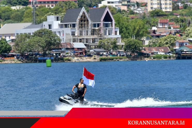 Menteri Pemuda dan Olahraga Republik Indonesia (Menpora RI) Dito Ariotedjo memimpin parade lap F1 Powerboat Danau Toba 2025 dengan mengendarai jetski di Pelabuhan Mulia Raja Napitupulu, Kabupaten Toba, Sumatera Utara, Sabtu (23/8). (foto:Andre/kemenpora.go.id)