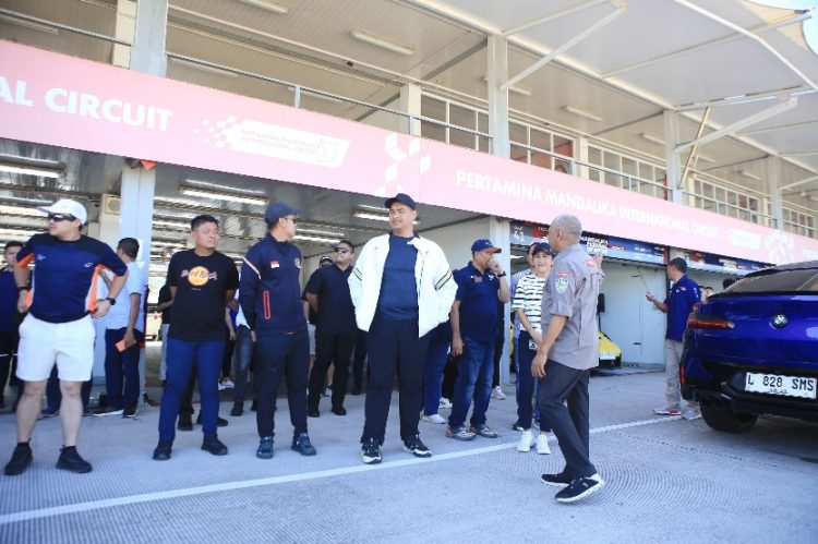 Menteri Pemuda dan Olahraga Republik Indonesia (Menpora RI) Dito Ariotedjo meninjau Sirkuit Mandalika di Kuta, Lombok Tengah, Nusa Tenggara Barat, Sabtu (2/8). Tinjauan dilakukan menjelang bergulirnya MotoGP Indonesia pada Oktober 2025 mendatang. (foto:bagus/kemenpora.go.id)