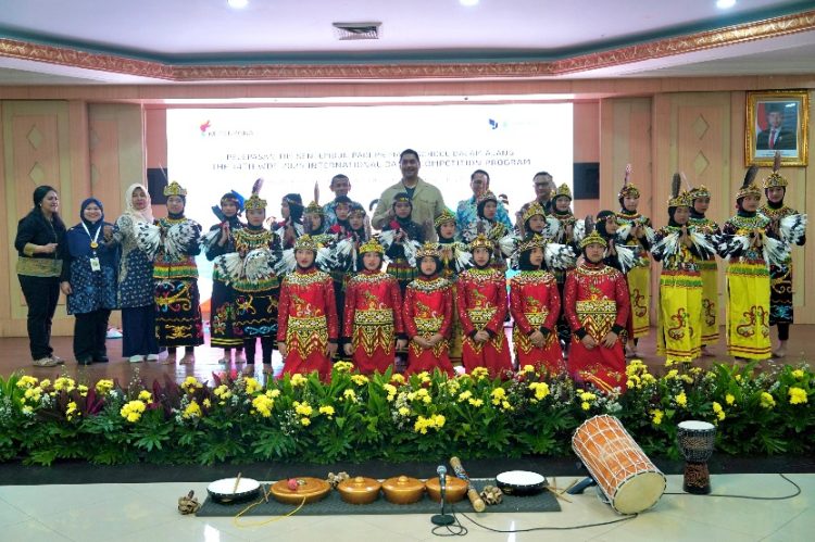Menteri Pemuda dan Olahraga (Menpora) RI Dito Ariotedjo melakukan pelepasan Tim Seni Embun Pagi Primary School pada ajang "The 14th WDF 2025 International Dance Competition Program” di Auditorium Wisma Kemenpora, Jalan Gerbang Pemuda Nomor 3, Senayan, Rabu (6/8) pagi.(foto:Gilang/kemenpora.go.id)
