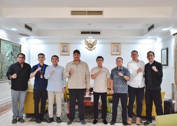 Menteri Pemuda dan Olahraga Republik Indonesia (Menpora RI), Dito Ariotedjo menerima Ketua Pengurus Basket Polri, Brigjen Himawan Bayu Aji beserta rombongan di Bandara Halim Perdanakusuma, Jakarta, Kamis (7/8).(foto:Andre/kemenpora.go.id)