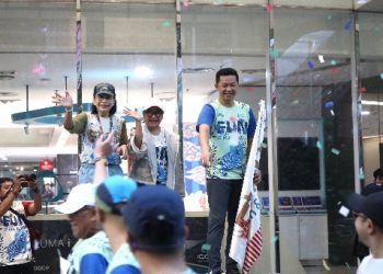 Wakil Menteri Pemuda dan Olahraga (Wamenpora) RI Taufik melepas ratusan peserta Fun Run & Walk Gelar Batik Nusantara (GBN) di area Pasaraya Blok M, Jakarta Selatan (Jaksel) , Minggu (3/8) pagi. Kegiatan ini merupakan bagian sekaligus puncak GBN yang diselenggarakan Yayasan Batik Indonesia (YBI) sejak Rabu (30/7). (foto:raiky/kemenpora.go.id)