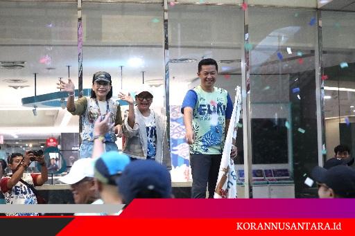 Wakil Menteri Pemuda dan Olahraga (Wamenpora) RI Taufik melepas ratusan peserta Fun Run & Walk Gelar Batik Nusantara (GBN) di area Pasaraya Blok M, Jakarta Selatan (Jaksel) , Minggu (3/8) pagi. Kegiatan ini merupakan bagian sekaligus puncak GBN yang diselenggarakan Yayasan Batik Indonesia (YBI) sejak Rabu (30/7). (foto:raiky/kemenpora.go.id)