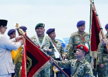 Jelang HUT TNI, Prabowo berlayar ke Teluk Jakarta dengan KRI Radjiman