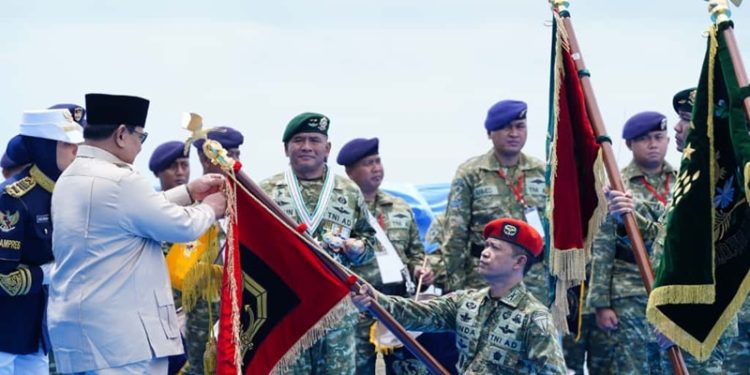 Jelang HUT TNI, Prabowo berlayar ke Teluk Jakarta dengan KRI Radjiman