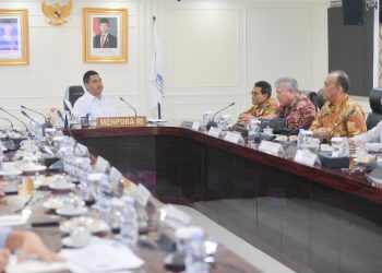 Menteri Pemuda dan Olahraga Republik Indonesia (Menpora RI) Dito Ariotedjo, memimpin Rapat Koordinator Program Beasiswa Keolahragaan bersama Plt. Dirut LPDP (Lembaga Pengelola Dana Pendidikan) Sudarto, yang hadir bersama Direktur Keuangan dan Umum Emmanuel Agust Hartono dan Direktur Beasiswa Dwi Larso di Ruang Rapat Lantai 10 Kantor Kemenpora, Senayan, Jakarta, Selasa (5/8).(foto:bagus/kemenpora.go.id)