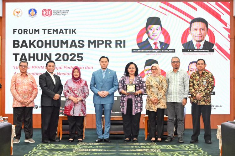 Majelis Permusyawaratan Rakyat Republik Indonesia (MPR RI) bersama Badan Koordinasi Hubungan Masyarakat (Bakohumas) menyelenggarakan Seminar Tematik Kehumasan bertajuk “Urgensi Pokok-Pokok Haluan Negara (PPHN) sebagai Pedoman dan Arah Pembangunan Nasional”, di Ruang Delegasi, Plaza Nusantara V, Kompleks Parlemen Senayan, Jakarta, Selasa (19/8).(foto:istimewa)