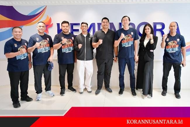 Menteri Pemuda dan Olahraga Republik Indonesia (Menpora RI) Dito Ariotedjo menerima klub basket legendaris Asaba Jakarta di Kemenpora, Jakarta, Rabu (13/8). Pertemuan tersebut membahas tentang Kejuaraan Basket Veteran ASEAN di Tangerang, Banten.(foto:bagus/kemenpora.go.id)