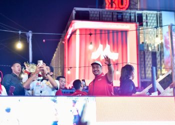 Menteri Pemuda dan Olahraga Republik Indonesia (Menpora RI) Dito Ariotedjo dan Wamenpora Taufik Hidayat turut meramaikan karnaval peringatan Hari Ulang Tahun (HUT) ke-80 Republik Indonesia. Parade karnaval kendaraan hias ini menjadi pembeda dibandingkan peringatan kemerdekaan pada tahun sebelum-sebelumnya.(foto:Andre/kemenpora.go.id)