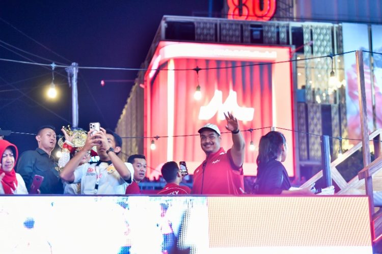 Menteri Pemuda dan Olahraga Republik Indonesia (Menpora RI) Dito Ariotedjo dan Wamenpora Taufik Hidayat turut meramaikan karnaval peringatan Hari Ulang Tahun (HUT) ke-80 Republik Indonesia. Parade karnaval kendaraan hias ini menjadi pembeda dibandingkan peringatan kemerdekaan pada tahun sebelum-sebelumnya.(foto:Andre/kemenpora.go.id)