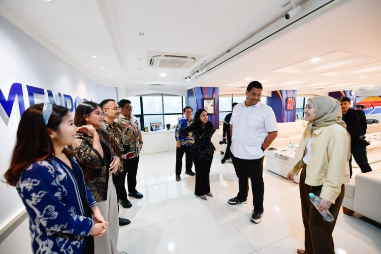 Menteri Pemuda dan Olahraga (Menpora) RI Dito Ariotedjo menerima Audiensi Indonesia Youth Diplomacy (IYD) di Lantai 10 Graha Kemenpora, Jalan Gerbang Pemuda Nomor 3, Senayan, Selasa (12/8) sore. (foto:bagus/kemenpora.go.id)