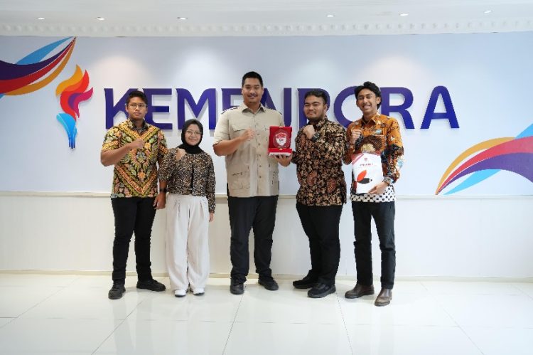 Menteri Pemuda dan Olahraga Republik Indonesia (Menpora RI) Dito Ariotedjo, menerima audiensi Wakil Ketua Perhimpunan Pelajar Indonesia (PPI) Dunia Andika Ibrahim Nasution yang hadir bersama Ketua PPI Belanda Vadaukas Valubia, Wakil Ketua PPI Belanda Fakhriyah Regina dan Staf PPI Belanda Yudha Haryanto di Ruang Rapat lantai 10 Kantor Kemenpora Senayan, Jakarta, Kamis (14/8).(foto:Herry/kemenpora.go.id)