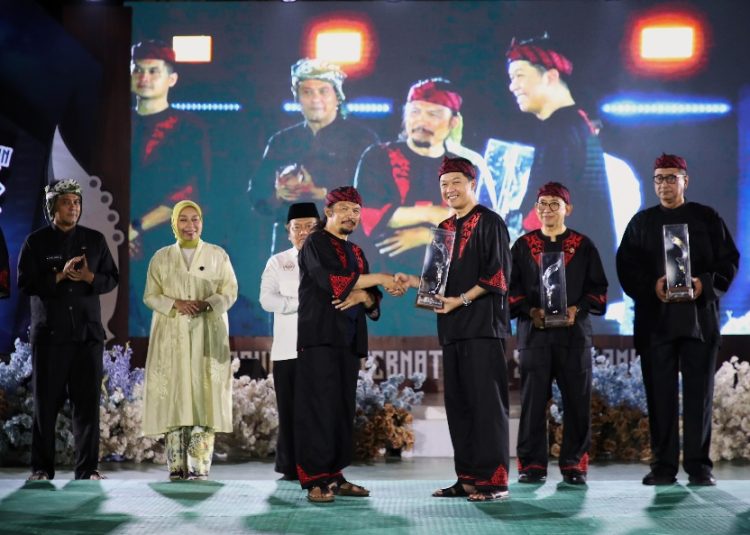 Wakil Menteri Pemuda dan Olahraga Republik Indonesia (Wamenpora RI) Taufik Hidayat mengajak seluruh elemen masyarakat untuk turut melestarikan pencak silat sebagai warisan budaya bangsa sekaligus menggerakkan potensi ekonomi lokal melalui ajang Kasundan International Silat Camp (KISC) 2025.(foto:raiky/kemenpora.go.id)