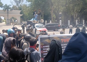 Ratusan Massa Geruduk Polda Sultra Tuntut Inisial Brigadir SH Dicopot Diduga Penyidik Pesanan