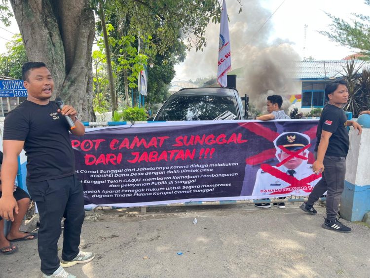 LPM Aksi di Depan Kantor Camat, Desak Pencopotan Camat Sunggal