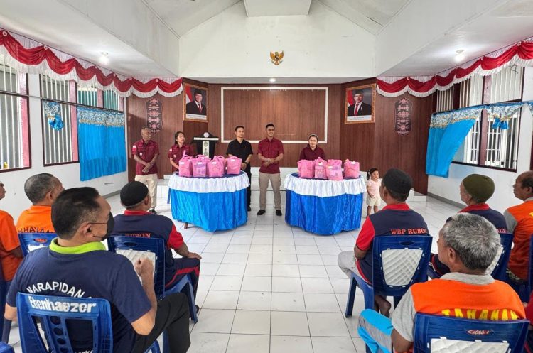 Rutan Ambon Beri Perhatian Khusus bagi WBP Lansia Lewat Bantuan Vitamin